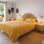 Stayatsas Luxury 2 Bedroom Apartment, 80 M2 Private Terrace, Huge Pools, Private Parking Walk To & Puerto Banus Apartment