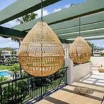 Stayatsas Luxury 2 Bedroom Apartment, 80 M2 Private Terrace, Huge Pools, Private Parking Walk To & Puerto Banus *